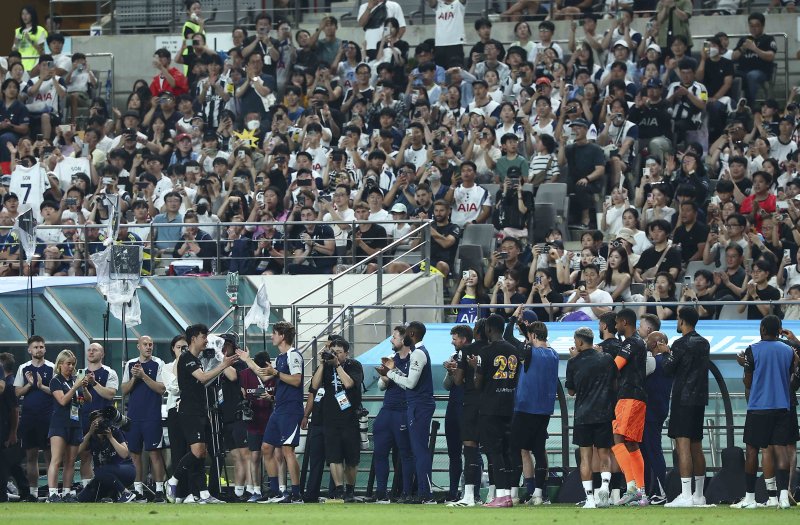 [서울=뉴시스] 김근수 기자 = 토트넘 홋스퍼 손흥민이 3일 오후 서울 마포구 서울월드컵경기장에서 열린 2025 쿠팡플레이시리즈 뉴캐슬 유나이티드와 토트넘 홋스퍼의 경기에서 눈물을 흘리며 교체 아웃되고 있다. 2025.08.03. ks@newsis.com