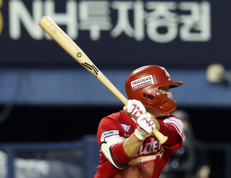 [서울=뉴시스] 김명년 기자 = 21일 서울 송파구 잠실야구장에서 열린 2025 KBO리그 SSG 랜더스와 두산 베어스의 경기, 5회초 2사 주자 1,3루 상황 SSG 정준재가 1타점 안타를 치고 있다. 2025.05.21. kmn@newsis.com