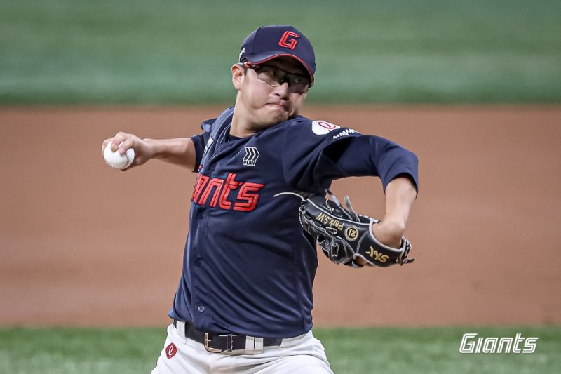 [서울=뉴시스] 프로야구 롯데 자이언츠 박세웅이 3일 서울 고척스카이돔에서 열린 2025 신한 쏠뱅크 KBO리그 키움 히어로즈와의 경기에 선발 등판해 공을 던지고 있다. (사진=롯데 자이언츠 제공) 2025.08.03.