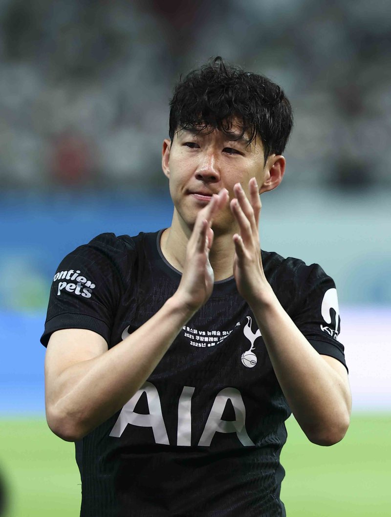 [서울=뉴시스] 김근수 기자 = 토트넘 홋스퍼 손흥민이 3일 오후 서울 마포구 서울월드컵경기장에서 열린 2025 쿠팡플레이시리즈 뉴캐슬 유나이티드와 토트넘 홋스퍼의 경기를 마치고 팬들에게 인사를 하고 있다. 2025.08.03. ks@newsis.com