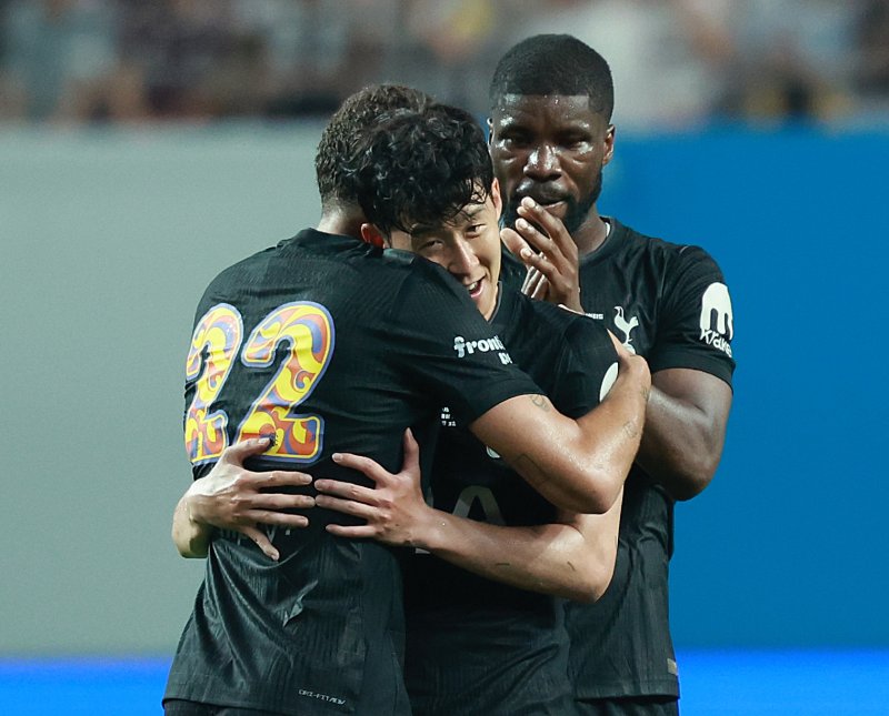 [서울=뉴시스] 이영환 기자 = 3일 오후 서울 마포구 서울월드컵경기장에 열린 2025 쿠팡플레이시리즈 뉴캐슬 유나이티드와 토트넘 홋스퍼의 경기 후반전에서 교체된 토트넘 손흥민이 동료들과 인사를 나누고 있다. 2025.08.03. 20hwan@newsis.com