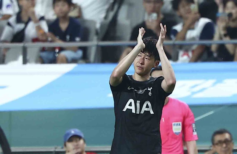 [서울=뉴시스] 김근수 기자 = 토트넘 홋스퍼 손흥민이 3일 오후 서울 마포구 서울월드컵경기장에서 열린 2025 쿠팡플레이시리즈 뉴캐슬 유나이티드와 토트넘 홋스퍼의 경기에서 눈물을 흘리며 교체 아웃되고 있다. 2025.08.03. ks@newsis.com