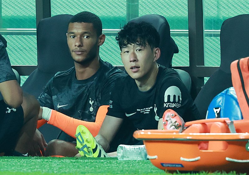 [서울=뉴시스] 이영환 기자 = 3일 오후 서울 마포구 서울월드컵경기장에 열린 2025 쿠팡플레이시리즈 뉴캐슬 유나이티드와 토트넘 홋스퍼의 경기 후반전에서 교체된 토트넘 손흥민이 벤치에 앉아 있다. 2025.08.03. 20hwan@newsis.com