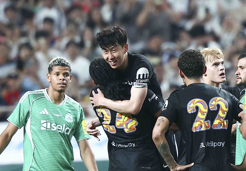 [서울=뉴시스] 김근수 기자 = 3일 오후 서울 마포구 서울월드컵경기장에서 열린 2025 쿠팡플레이시리즈 뉴캐슬 유나이티드와 토트넘 홋스퍼의 경기, 토트넘 손흥민이 교체아웃되자 선수들이 서로 모여 인사를 나누고 있다. 2025.08.03. ks@newsis.com