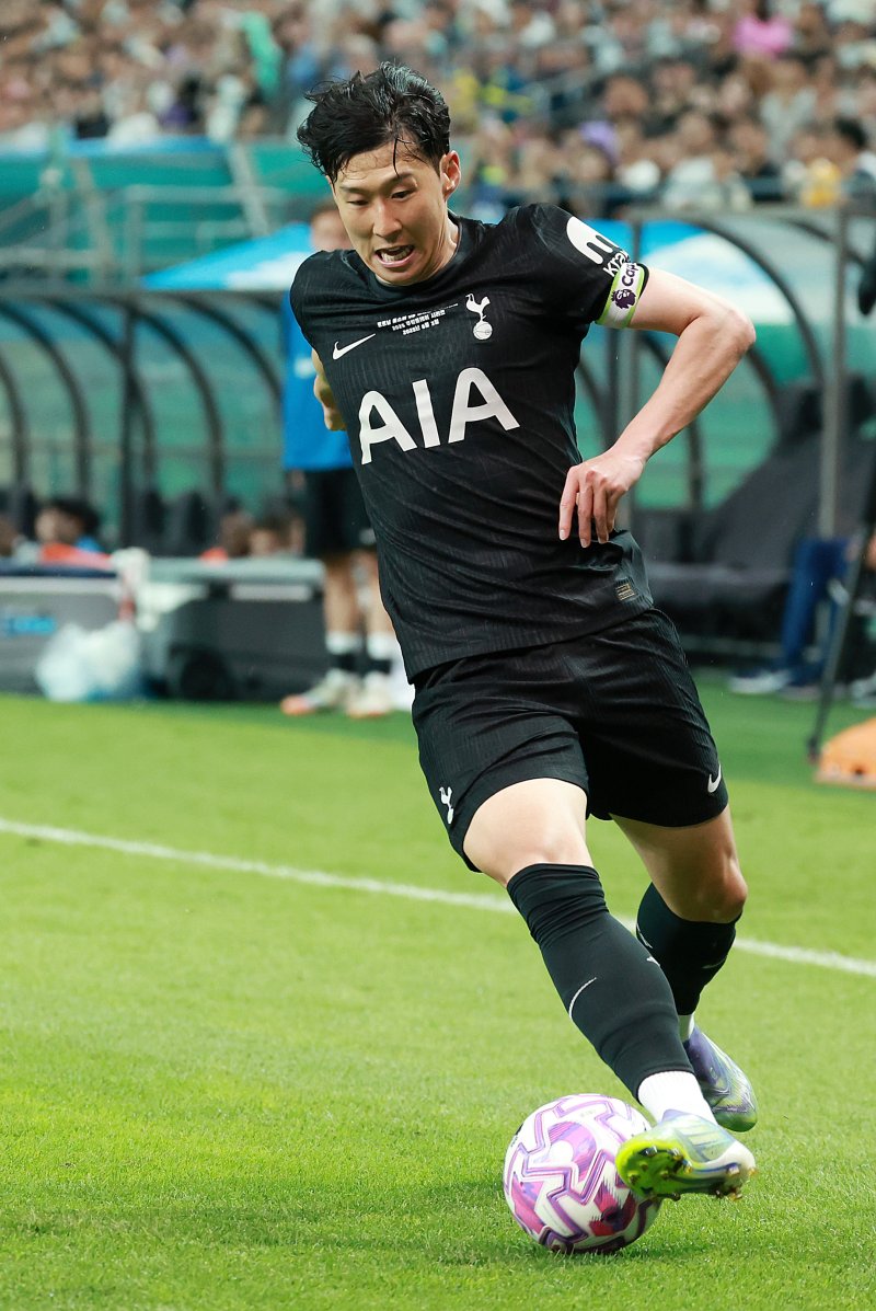 [서울=뉴시스] 이영환 기자 = 3일 오후 서울 마포구 서울월드컵경기장에 열린 2025 쿠팡플레이시리즈 뉴캐슬 유나이티드와 토트넘 홋스퍼의 경기 후반전, 토트넘 손흥민이 돌파를 하고 있다. 2025.08.03. 20hwan@newsis.com