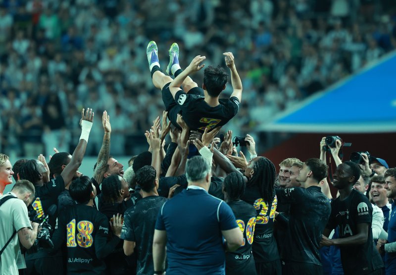 [서울=뉴시스] 이영환 기자 = 3일 오후 서울 마포구 서울월드컵경기장에 열린 2025 쿠팡플레이시리즈 뉴캐슬 유나이티드와 토트넘 홋스퍼의 경기에서 손흥민이 동료들의 헹가래를 받고 있다. 2025.08.03. 20hwan@newsis.com