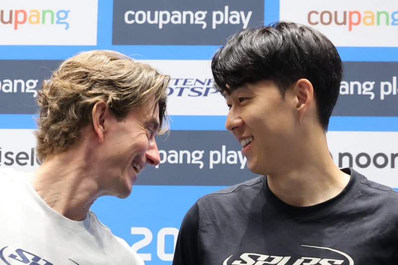 [서울=뉴시스] 권창회 기자 = 잉글랜드 프리미어리그 토트넘 홋스퍼 토마스 프랭크 감독과 손흥민이 2일 오전 서울 여의도 IFC몰에서 열린 2025 쿠팡플레이 시리즈 토트넘 기자회견에서 대화를 나누고 있다. 2025.08.02. kch0523@newsis.com