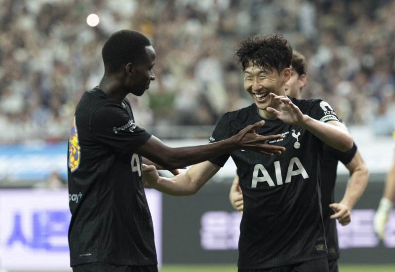 [서울=뉴시스] 김근수 기자 = 3일 오후 서울 마포구 서울월드컵경기장에서 열린 2025 쿠팡플레이시리즈 뉴캐슬 유나이티드와 토트넘 홋스퍼의 경기, 토트넘 브래넌 존슨이 골을 넣자 손흥민이 기뻐하고 있다. 2025.08.03. ks@newsis.com