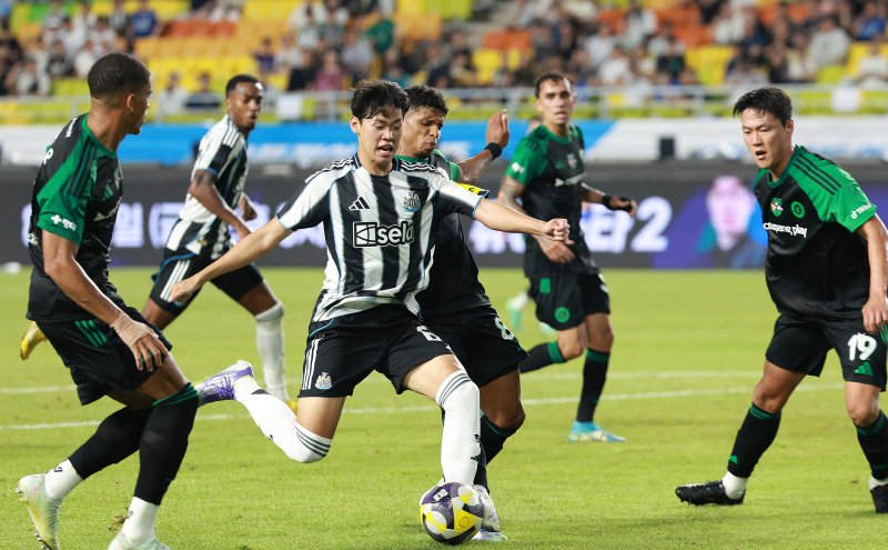 [수원=뉴시스] 이영환 기자 = 30일 오후 경기 수원시 팔달구 수원월드컵경기장에서 열린 2025 쿠팡플레이 시리즈 뉴캐슬 유나이티드와 팀 K리그의 경기, 뉴캐슬 박승수가 슛을 하고 있다. 2025.07.30. 20hwan@newsis.com