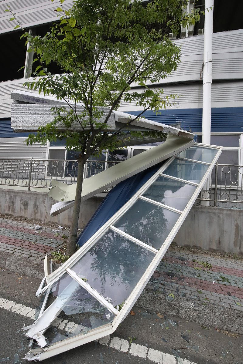 3일 오후 경북 영천시 금호읍 구암리 채신공단에 있는 한 화학원료 제조 공장에서 불이 났다. 화재 현장 폭발로 인근 공장 구조물 일부가 파손돼 있다. 2025.8.3/뉴스1 ⓒ News1 공정식 기자