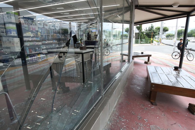 3일 오후 경북 영천시 금호읍 구암리 채신공단에 있는 한 화학물질 취급 공장에서 불이 나 공장 내부 폭발로 수백 미터 떨어진 편의점 유리창이 깨져 있다. 2025.8.3/뉴스1 ⓒ News1 공정식 기자