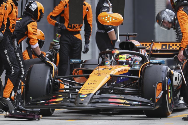 오스카 피아스트리가 8월 3일 헝가리 그랑프리에서 피트 인 이후 차량 점검을 받고 있다. 뉴시스