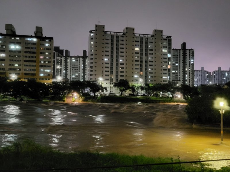 [광주=뉴시스] 구용희 기자 = 3일 오후 홍수주의보가 내려진 광주 서구 유촌교 주변이 폭우에 불어난 물로 넘실거리고 있다. 2025.08.03. persevere9@newsis.com