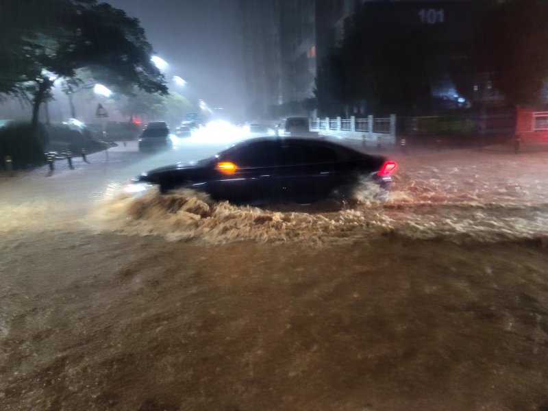 [무안=뉴시스] 3일 오후 전남 무안군 일대가 밤늦게 쏟아진 폭우로 침수돼 주민들이 불편을 겪고 있다. 무안군에는 이날 오후 10시 기준 누적 강수량 289.6㎜ 기록적 폭우가 쏟아지고 있다. (사진 = 독자 제공) 2025.08.03. photo@newsis.com