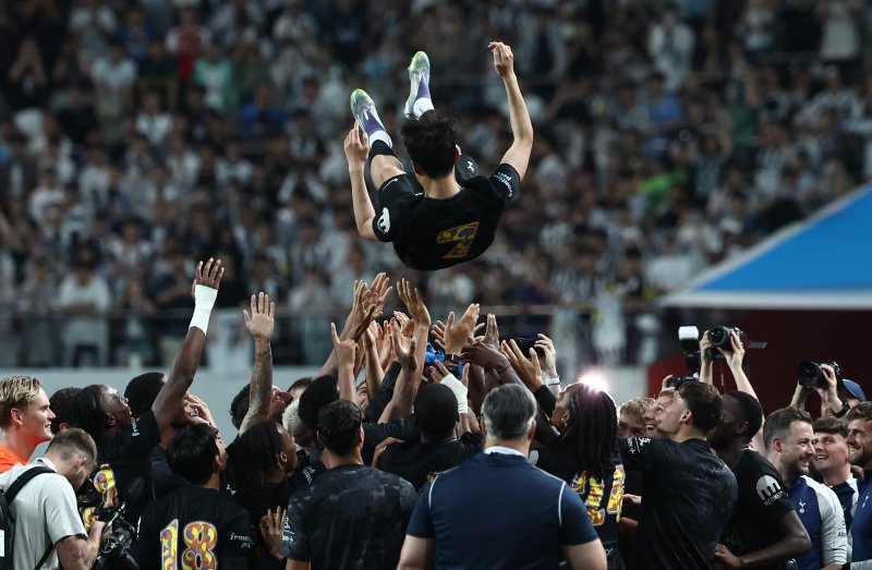 3일 오후 서울시 마포구 서울월드컵경기장에서 열린 쿠팡플레이 시리즈 토트넘 홋스퍼와 뉴캐슬 유나이티드의 경기에서 사실상 토트넘 마지막 경기를 치른 손흥민이 헹가래를 받고 있다. 2025.8.3/뉴스1 ⓒ News1 김민지 기자