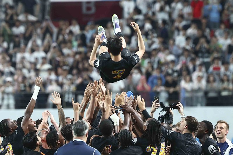 [서울=뉴시스] 김근수 기자 = 3일 오후 서울 마포구 서울월드컵경기장에서 열린 2025 쿠팡플레이시리즈 뉴캐슬 유나이티드와 토트넘 홋스퍼의 경기를 마치고 토트넘 홋스퍼 선수들이 손흥민을 행가래 하고 있다. 2025.08.03. ks@newsis.com