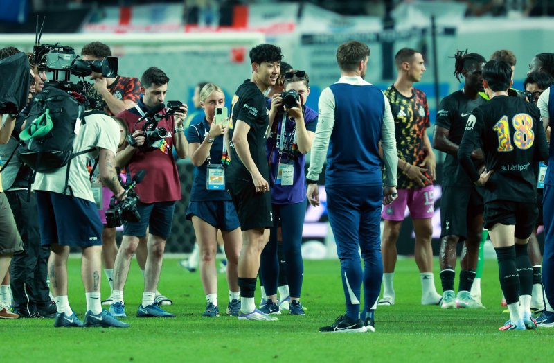 [서울=뉴시스] 이영환 기자 = 3일 오후 서울 마포구 서울월드컵경기장에 열린 2025 쿠팡플레이시리즈 뉴캐슬 유나이티드와 토트넘 홋스퍼의 경기에서 토트넘 손흥민이 경기를 마친 후 선수들과 인사를 나누고 있다. 2025.08.03. 20hwan@newsis.com