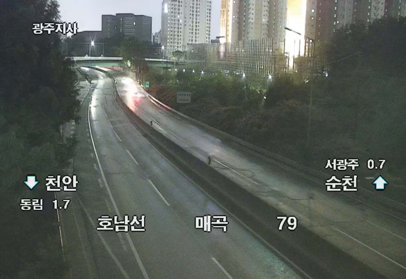 [광주=뉴시스] 한국라이브 바카라사이트공사는 3일 오후 10시20분을 기해 호남고속라이브 바카라사이트 광주 북구 용봉나들목(IC)~서광주IC 천안 방면 라이브 바카라사이트를 전면 차단했다. (사진=라이브 바카라사이트공사 CCTV 영상 갈무리) 2025.08.03. photo@newsis.com *재판매 및 DB 금지