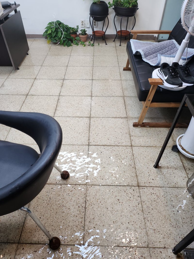 호우경보가 내린 3일 오후 광주 광산구 수완지구 한 사무실 바닥에 물이 차 있다. (독자 제공. 재판매 및 DB 금지) 2025.8.3/뉴스1 ⓒ