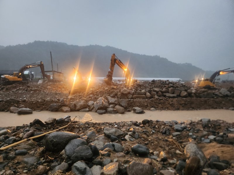 [산청=뉴시스] 서희원 기자= 3일 오후 7시께 지난달 극한 호우로 산청군 신등면 단계천이 범람하면서 둑이 무너져 늦은 밤까지 복구작업이 한창이다. 2025. 08. 03. shw1881@newsis.com *재판매 및 DB 금지
