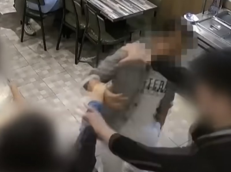 [서울=뉴시스] 광주광역시의 한 치킨 전문점에서 아르바이트생이 아무 이유 없이 손님에게 폭행 당하는 사건이 제보를 통해 알려졌다. (사진 = 'JTBC News' 유튜브 캡처) 2025.08.03. *재판매 및 DB 금지