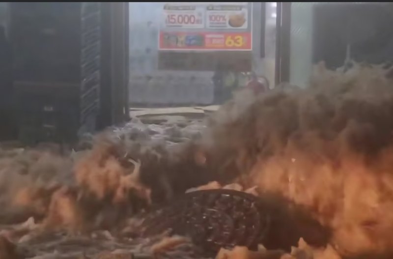 최대 288㎜의 폭우가 내린 3일 전남 무안의 한 도로에서 빗물이 역류해 맨홀 뚜껑이 열리고 있다. (나광국 전남도의원 SNS. 재배포 및 DB 금지) 2025.8.3/뉴스1