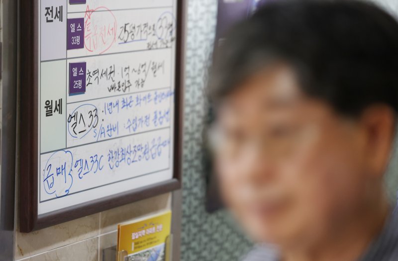 [서울=뉴시스] 김진아 기자 = 지난달 28일 서울 시내 한 부동산에 게시된 월세 매물 정보. 2025.08.04. bluesoda@newsis.com