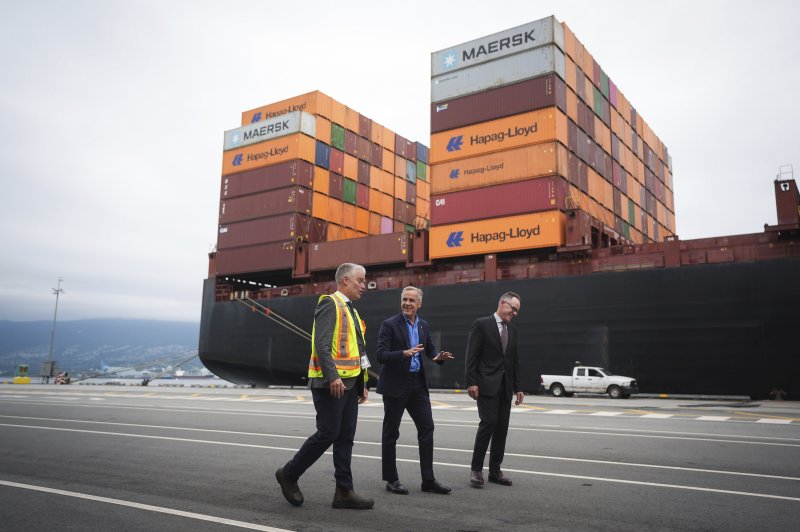 캐나다의 마크 카니 총리(가운데)가 3일(현지시간) 캐나다 브리티시 컬럼비아주 벤쿠버에서 컨테이너 항구를 둘러보고 있다.AP연합뉴스