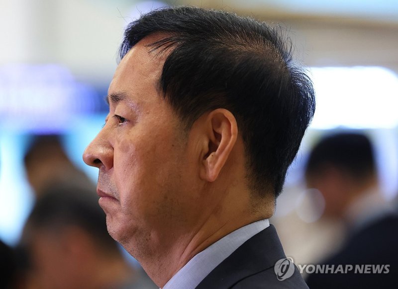 취재진 질문 경청하는 구윤철 부총리 (출처=연합뉴스)