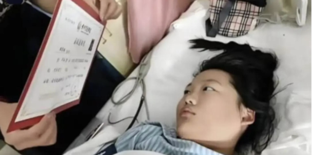 최근 대학 합격 소식을 듣고 의식을 되찾은 중국인 여학생이 당시를 재연하는 모습. /사진=말레이시아 유나이티드데일리 캡처