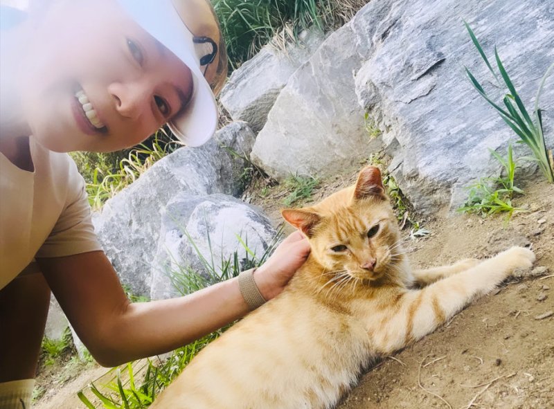 김희애, 러닝 중 만난 길고양이와 셀카…58세에도 러블리 미모