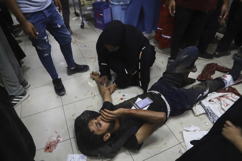 인도적 지원 물품 차량에서 밀가루를 받으려다 이스라엘군의 총격을 받은 팔레스타인 주민이 7월 24일 칸유니스 시내 나세르 병원 바닥에서 치료받고 있다.AP뉴시스