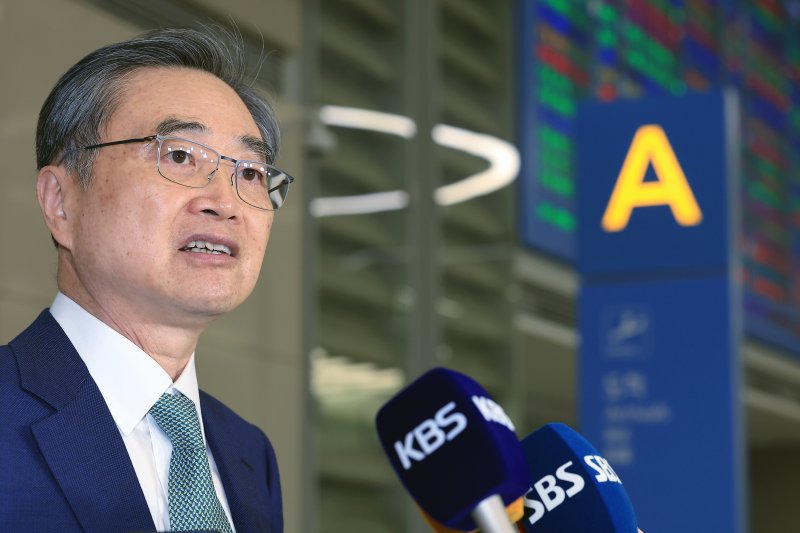 미국 방문을 마친 조현 바카라사이트 안내부 장관이 지난 3일 오후 인천국제공항 2터미널을 통해 귀국해 취재진의 질문에 답하고 있다. 2025.8.3/뉴스1 ⓒ News1 박정호 기자