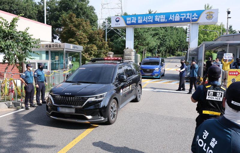 김건희 여사의 각종 의혹을 수사하는 김건희 특검팀(특별검사 민중기)이 윤석열 전 대통령에 대한 체포영장 집행에 나선 1일 오전 경기도 의왕 서울구치소에서 호송차가 나오고 있다. 윤 전 대통령은 2022년 보궐선거에서 정치 브로커 명태균 씨로부터 무상으로 여론조사를 받고, 그 대가로 명씨가 요구한 김영선 전 의원 공천에 영향력을 행사했다는 의혹을 받고 있다. 2025.8.1/뉴스1 ⓒ News1 김성진 기자