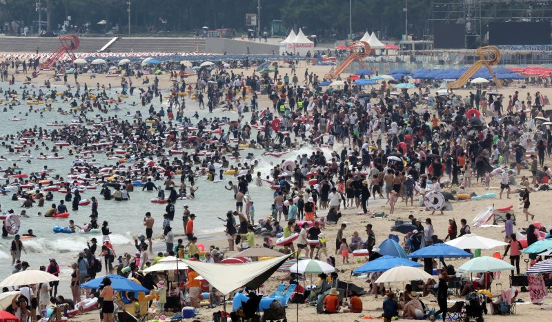 [부산=카지노사이트 바카라사이트] 하경민 카지노사이트 바카라사이트 = 여름 피서 절정기인 3일 부산 해운대구 해운대해수욕장에 몰린 피서객들이 물놀이를 즐기고 있다. 2025.08.03. yulnetphoto@newsis.com