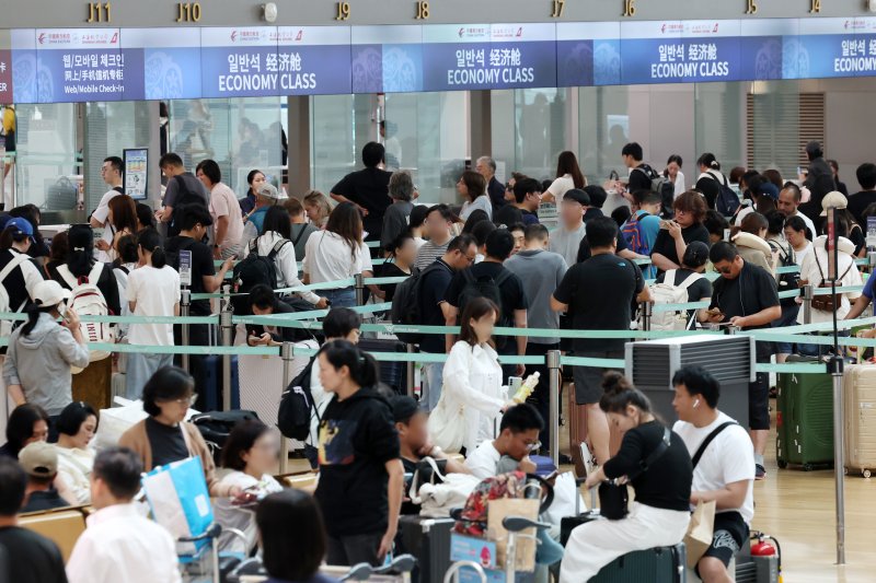 [인천공항=카지노사이트 바카라사이트] 조성우 카지노사이트 바카라사이트 = 여름 휴가철인 3일 인천국제공항 제1여객터미널 출국장이 이용객들로 북적이고 있다. 2025.08.03. xconfind@newsis.com