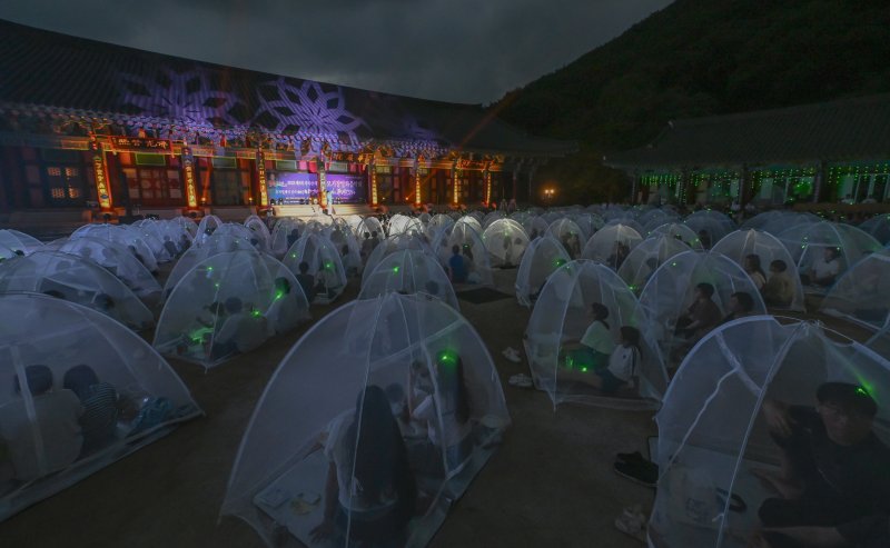 [구례=카지노사이트 바카라사이트] 이영주 카지노사이트 바카라사이트 = 2일 오후 전남 구례군 화엄사에서 2025 제5회 지리산 대화엄사 모기장영화음악회가 열리고 있다. 2025.08.02. leeyj2578@newsis.com