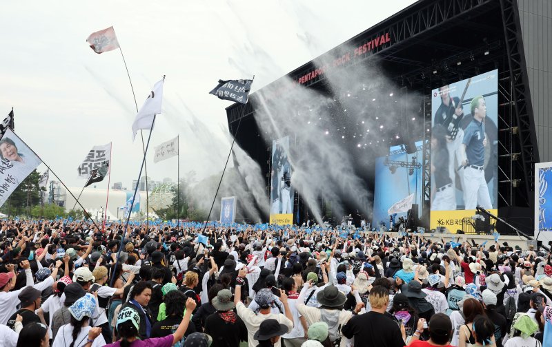 [인천=카지노사이트 바카라사이트] 전진환 카지노사이트 바카라사이트 = 3일 오후 인천 연수구 송도달빛축제공원에서 열린 '2025 인천펜타포트 락 페스티벌'에서 관람객들이 바밍카이거(Balming Tiger)의 공연을 보며 환호하고 있다. 2025.08.03. amin2@newsis.com
