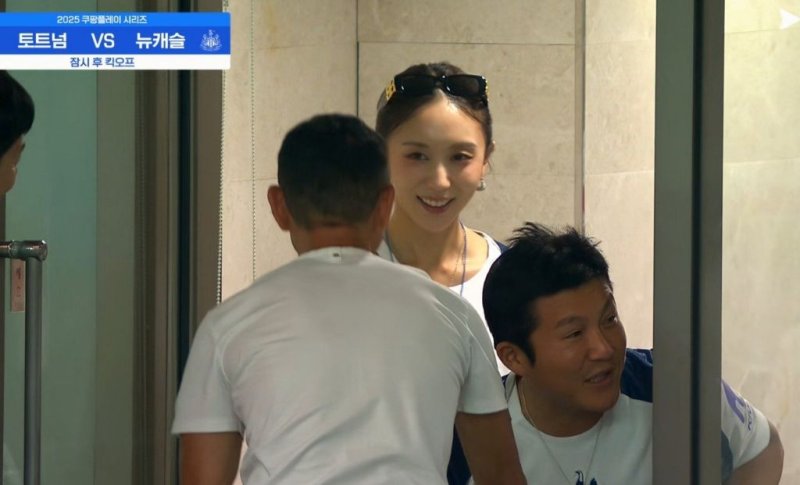 왼쪽부터 시계방향 손웅정, 정수지·조세호 부부