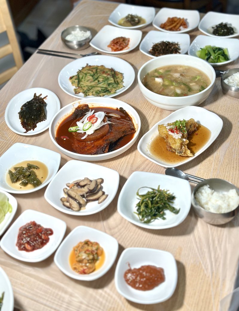 첫날 저녁, 가자미 조림과 멍게젓, 꼴뚜기젓, 갈치속젓까지 주인장의 손맛을 자랑하는 반찬들이 나온다.ⓒ News1 윤슬빈 바카라사이트 소닉
