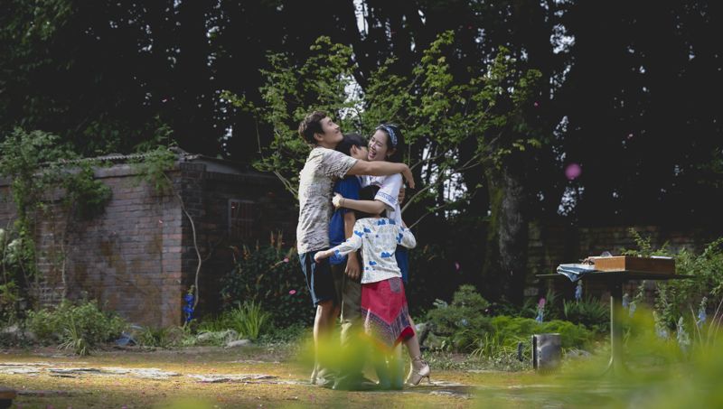 제30회 부산국제영화제 개막작으로 선정된 박찬욱 감독의 신작 ‘어쩔수가없다’ 스틸컷. 부산국제영화제 조직위원회 제공