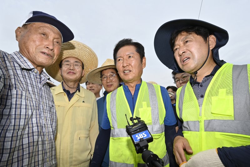 [나주=뉴시스] 박기웅 기자 = 정청래 더불어민주당 대표가 3일 오전 당대표 취임 후 첫 외부 일정으로 전남 나주시 노안면 일대를 방문, 수해 피해를 입은 오이 농가를 방문해 농장주를 위로하고 있다. 2025.08.03. pboxer@newsis.com