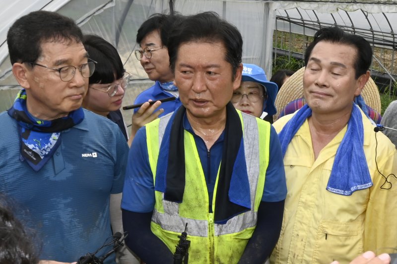 [나주=뉴시스] 박기웅 기자 = 정청래 더불어민주당 대표가 3일 오전 당대표 취임 후 첫 외부 일정으로 전남 나주시 노안면 일대를 방문, 수해 피해를 입은 오이 농가를 방문해 복구 작업을 마친 뒤 기자들과 질의응답을 하고 있다. 2025.08.03. pboxer@newsis.com