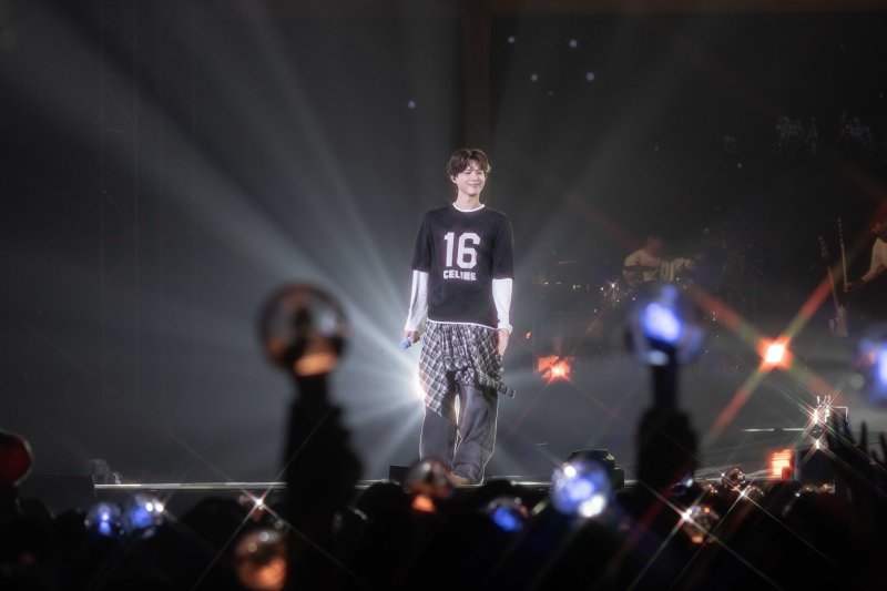 박보검, 이틀간 6000석 꽉 채운 팬미팅…아이유 게스트 참석