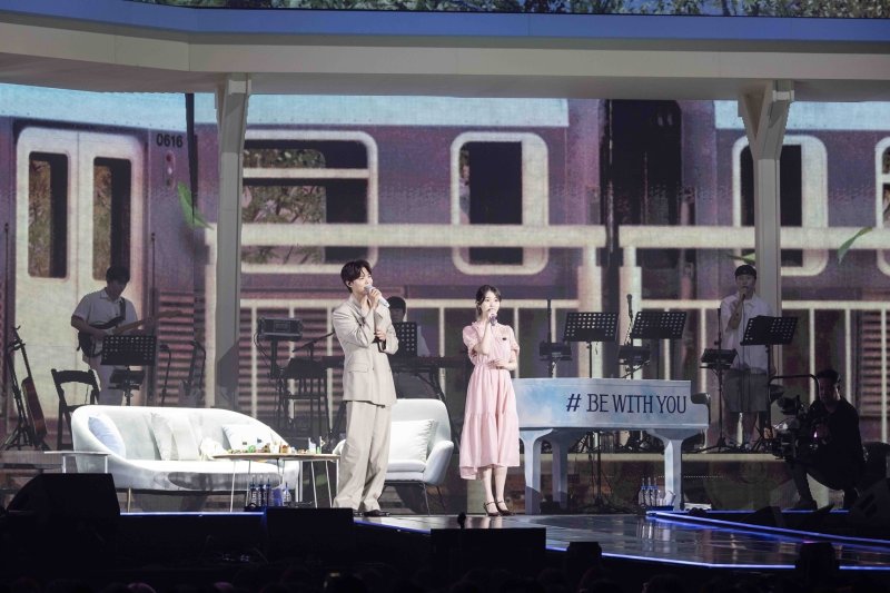 박보검, 이틀간 6000석 꽉 채운 팬미팅…아이유 게스트 참석