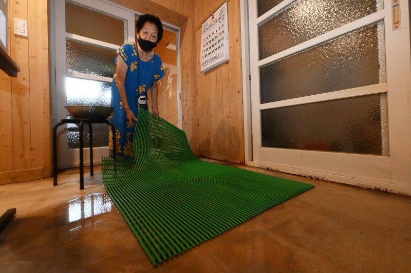 [광주=뉴시스] 이영주 기자 = 4일 오전 광주 북구 신안동 주민 백정자(86·여)씨가 전날 쏟아진 197.5㎜ 폭우에 침수된 집 침실에서 허망한 표정으로 빗물이 고였던 흔적을 가리키고 있다. 백씨는 지난달 17일 광주지역에 426㎜ 폭우가 쏟아졌을 당시에도 침수 피해를 입었다. 2025.08.04. leeyj2578@newsis.com