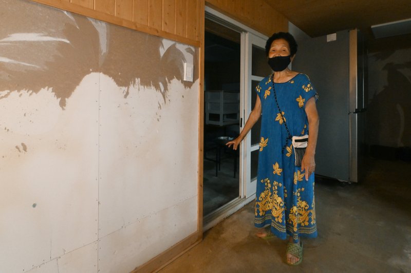 [광주=뉴시스] 이영주 기자 = 4일 오전 광주 북구 신안동 주민 백정자(86·여)씨가 전날 쏟아진 197.5㎜ 폭우에 침수된 집에서 허망한 표정으로 빗물이 고였던 흔적을 가리키고 있다. 백씨는 지난달 17일 광주지역에 426㎜ 폭우가 쏟아졌을 당시에도 침수 피해를 입었다. 2025.08.04. leeyj2578@newsis.com