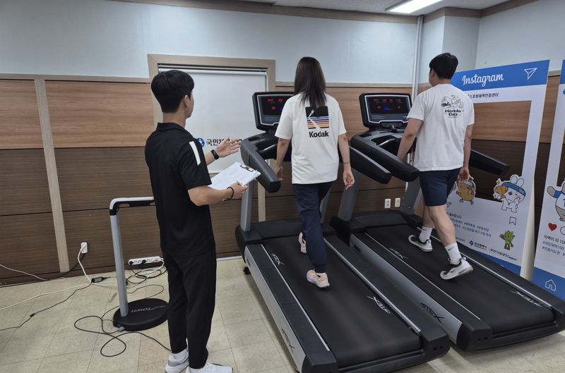 부산 스포원파크 체력인증센터에서 시민들이 무료 체력측정을 받고 있는 모습. 부산시설공단 제공