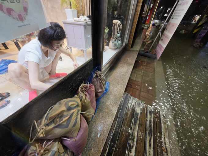 [광주=뉴시스] 광주지역에 폭우가 쏟아지고 있는 3일 밤 광주 북구 운암동 일대가 침수돼 주민들이 대비하고 있다. (사진=독자 제공) 2025.08.03. photo@newsis.com