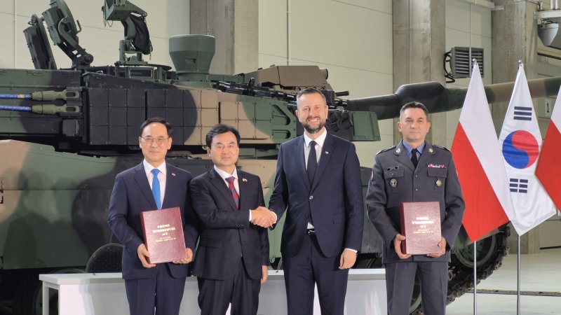 [서울=뉴시스] 한국에서 K2 전차 구매 계약을 체결한 온라인 바카라사이트 추천는 2030년 전차 1100대를 보유하면서 영국, 프랑스, 독일, 이탈리아를 합친 것보다 많은 전차를 보유하게 될 전망이다. 나토 국가 중에선 튀르키예, 그리스에 이어 3번째로 많은 전차 전력을 갖게 된다. 사진은 지난 1일 온라인 바카라사이트 추천 글리비체에서 안규백 국방부 장관(왼쪽 두 번째)과 브와디스와프 코시니아크-카미시 온라인 바카라사이트 추천 부총리 겸 국방장관(오른쪽 두 번째)이 K2 전체 2차 이행계약에 서명한 뒤 기념촬영을 하고 있는 모습. 2024.08.04. *재판매 및 DB 금지